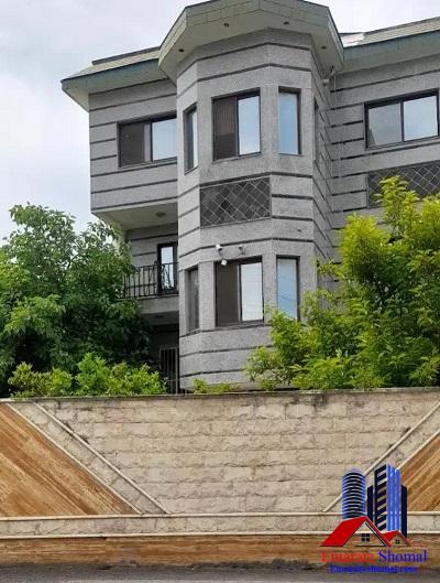 خانه ویلایی سه‌طبقه در بلوار شهید کریمی نوشهر | حیاط مشجر